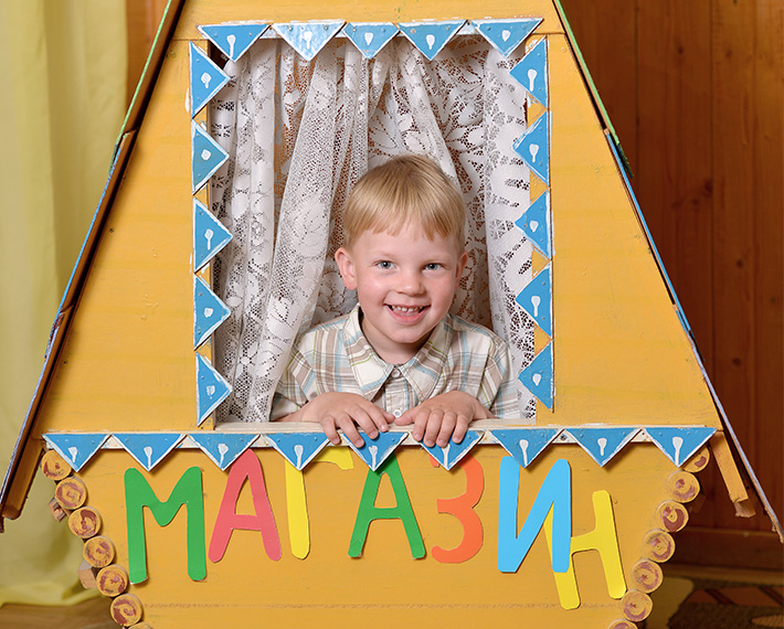 Мальчик в магазине Мальчик в окне магазина